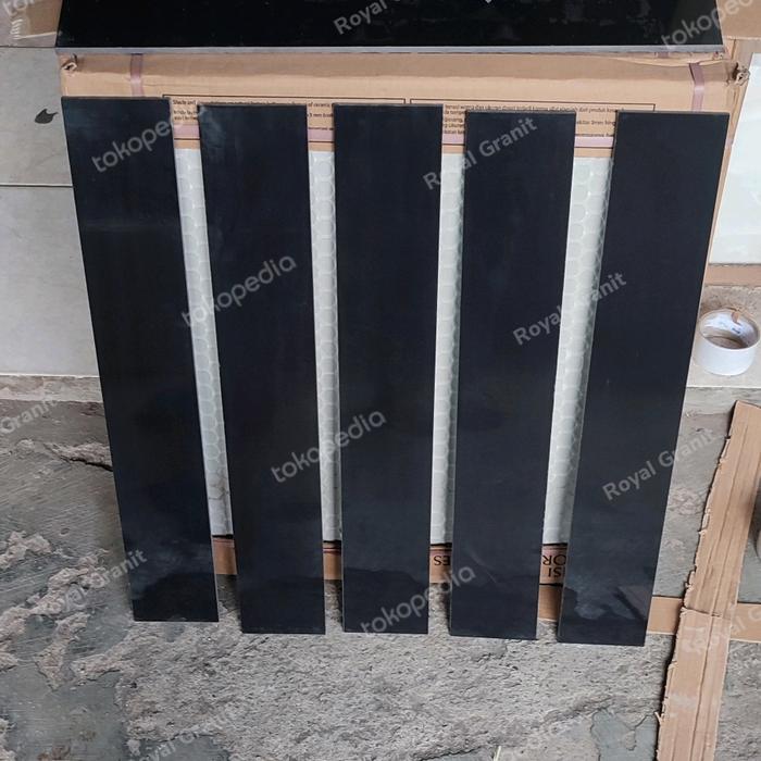 Gambar PLINT/LIST GRANIT 10X60 BLACK GLAZED POLISH dari Royal Granit undefined Tokopedia