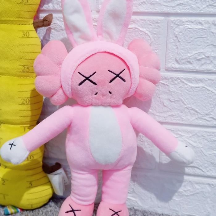 Gambar boneka kaws mata silang sesame street original - pink kelinci dari kauleeastore undefined Tokopedia