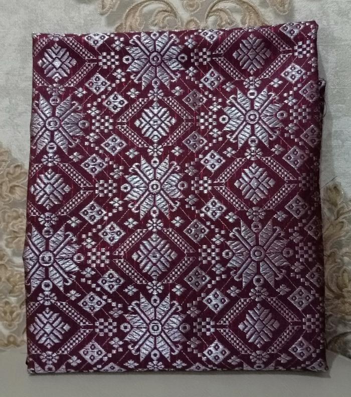 Gambar SARUNG SONGKET KAIN SAMPING KHAS MELAYU  DENGAN ORNAMEN KHAS MELAYU BUDAK MELAYU RIAU - Maroon Perak dari Budak Melayu Riau undefined Tokopedia