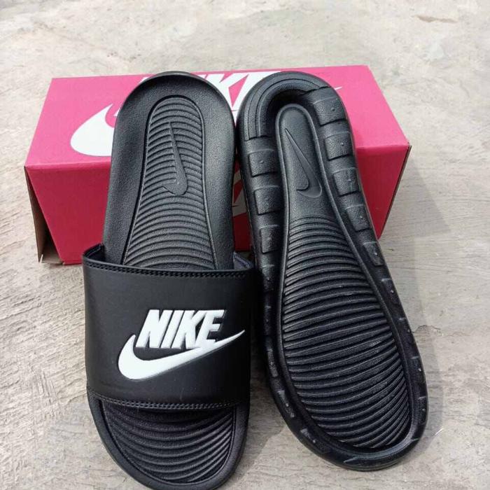 Gambar sendal nike victori one original big size sendal jumbo pria - black white, 47 dari mr.mm_shoes undefined Tokopedia