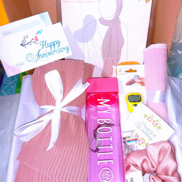 Gambar Gift box premium kado wisuda ulang tahun perempuan - Paket B dari Daniafood1 undefined Tokopedia