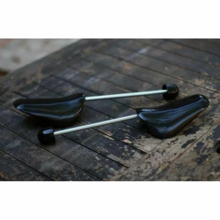 Gambar SADLE SHOES SEPATU / CATOKAN SEPATU / SHOES TREE / AKSESORIS SEPATU - sadle hitam dari SNEAKERS ARW undefined Tokopedia