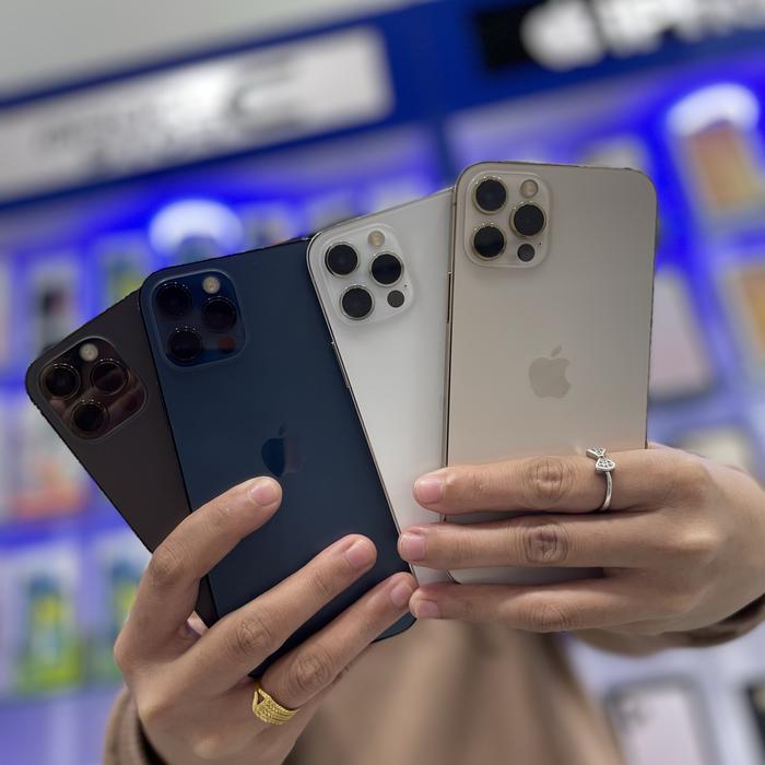 iPhone 12 Pro 256GB／AirPods Pro、belkinデュアルワイヤレス充電器付