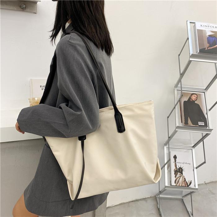 Gambar Tas Tote Wanita Bahan Nylon Model Korea/Totebag Nylon Gaya Korea - Nylon Putih dari Toko Beruang Jaya undefined Tokopedia