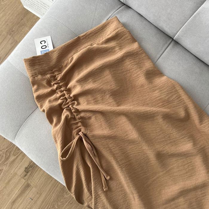 Gambar Tamara Skirt - Rok Serut Casual Flowly Wanita - Midi Maxi Ruched Skirt - Latte dari Dee Stuff. undefined Tokopedia