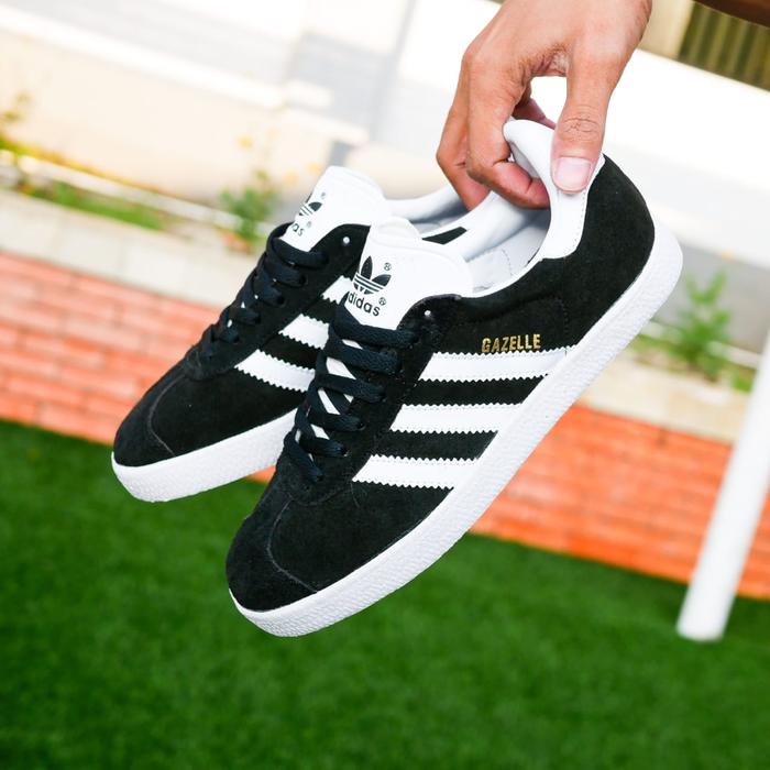 Sepatu Sneakers Casual Original ADIDAS GAZELLE BLACK WHITE Hitam, 39