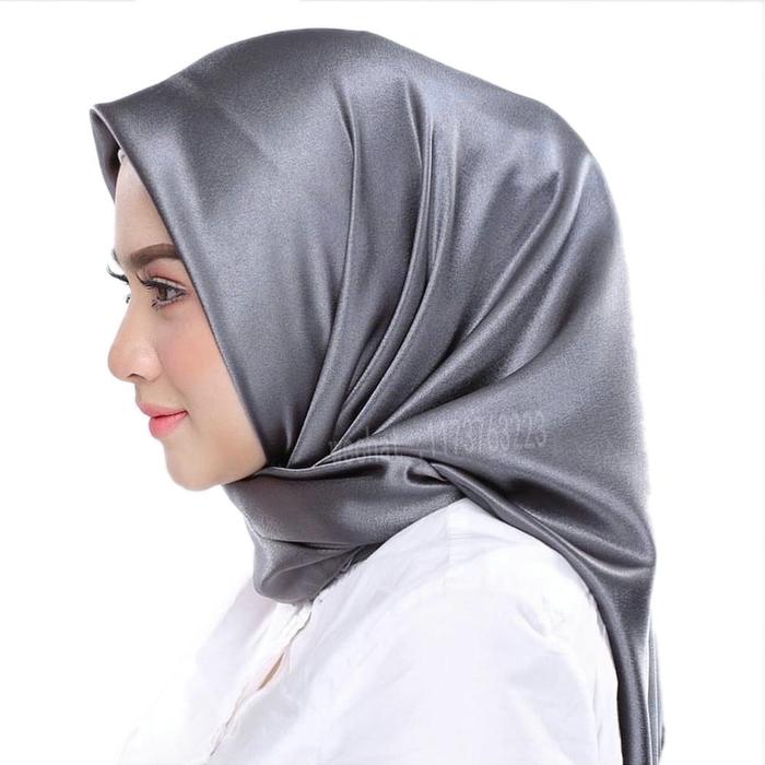 Gambar Jilbab | Hijab | Kerudung Wanita Segiempat Satin Polos - ABU TUA dari yfqshop undefined Tokopedia