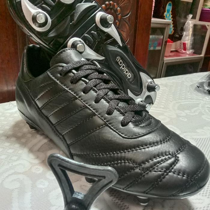 Gambar sepatu sepak bola adidas hitam polos terbaru kulit sapi asli - Hitam, 42 dari sofyan olsop undefined Tokopedia
