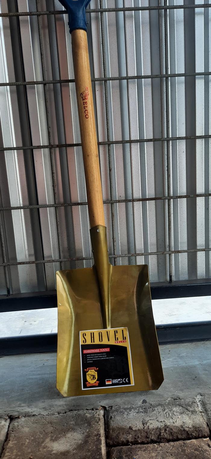 Gambar Sekop Lancip dan Skop Papak / Rata Gagang Kayu (BELCO) - Sekop Papak dari TB Artha Agung Utama undefined Tokopedia