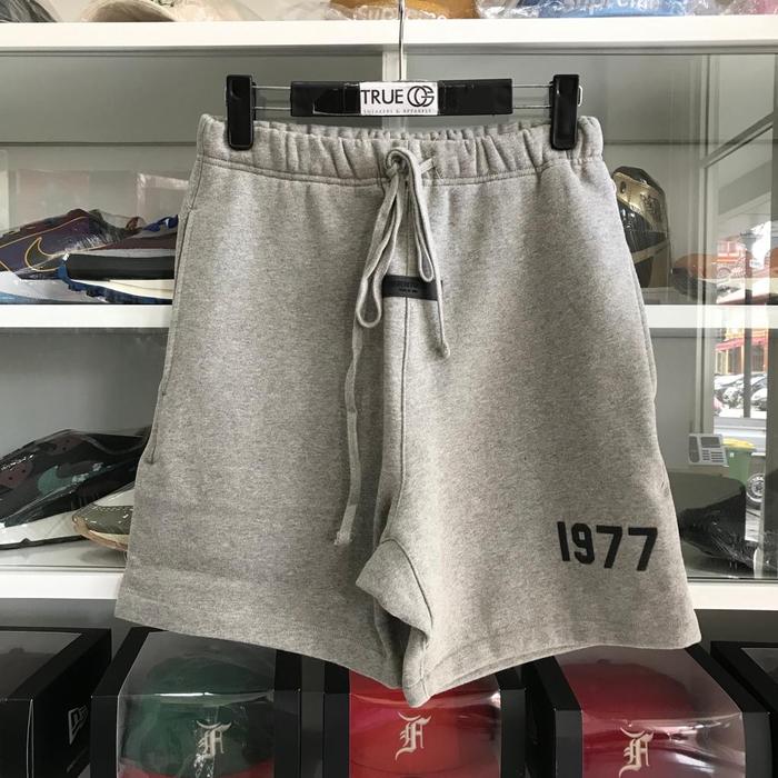 Gambar Fear Of God Essentials 1977 Sweat Short Black 100% Original - DARK OATMEAL, S dari True OG Kicks undefined Tokopedia