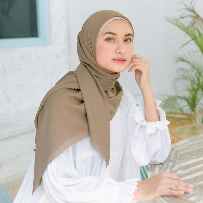 Gambar Hijab Ayumi Segiempat Lasercut PART III - Kerudung Square Lasercut - Oat dari Hijabanacom undefined Tokopedia