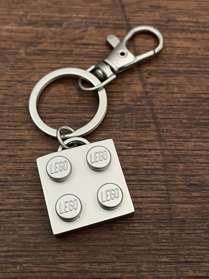 Jual LEGO 90 years of play metal keychain limited edition Kota