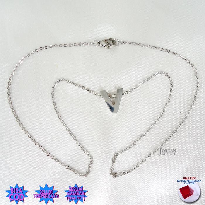 Gambar Kalung Titanium anti karat Inisial Huruf Nagita 4ccent Huruf J-Y - JM - Silver,Huruf V dari Jordanmall undefined Tokopedia
