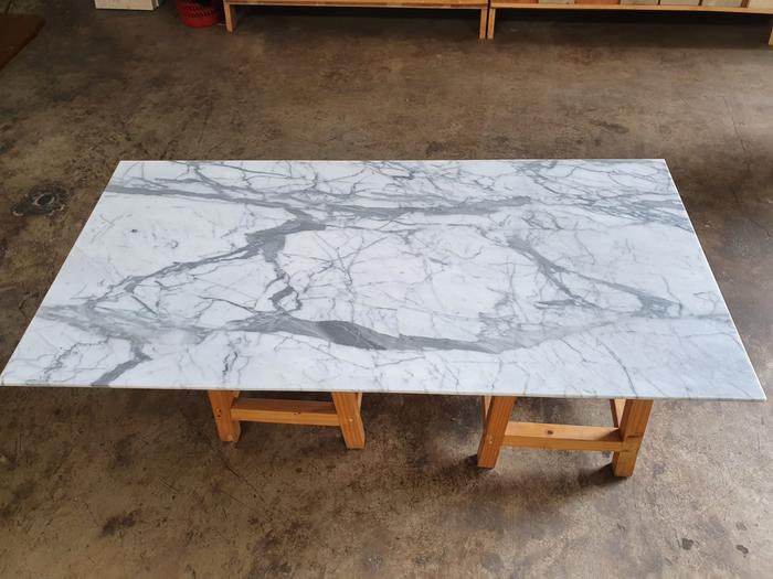 Gambar Top meja tamu marmer asli statuario, coffee table marmer putih - 60 x 120 cm dari limberlie undefined Tokopedia
