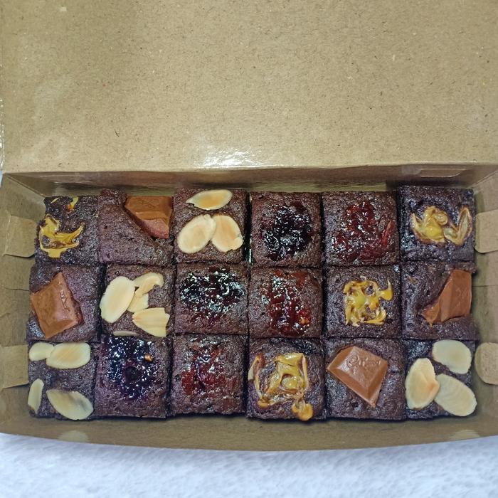 Gambar Brownies Panggang Original Coklat (20x10) - Mix dari KuenyaRin undefined Tokopedia