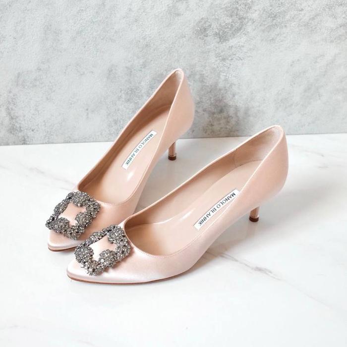 Gambar Manolo Blahnik Hangisi Kitten Heels 5cm Satin - Dnude dari Luxential undefined Tokopedia