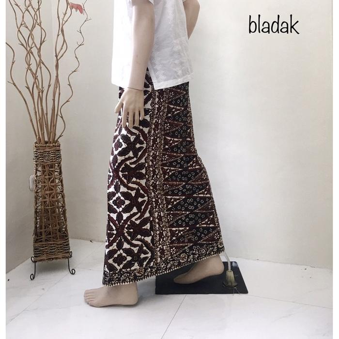 Gambar Sarung Batik Cap Sogan Jumbo Pria Dewasa – Sarung Motif Klasik, Lebar & Panjang, Adem & Nyaman Dipakai Harian - BLADAK dari Athya Batik undefined Tokopedia