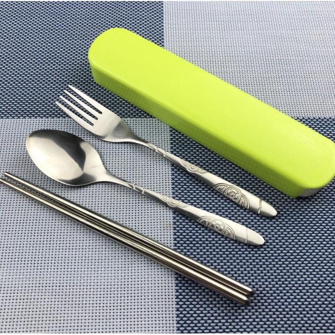 Gambar Set Alat Makan Stainless Steel Sendok Garpu Sumpit Alat Makan Portable - Hijau dari Mamadok undefined Tokopedia