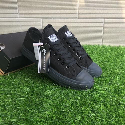 Gambar sepatu sneakers pria casual original kanvas clasic warna putih terbaru - Full Black, Box Kardus dari deliandstore undefined Tokopedia