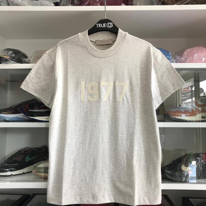 Gambar Fear Of God Essentials 1977 T-shirt Black 100% Original - LIGHT OATMEAL, XXS dari True OG Kicks undefined Tokopedia