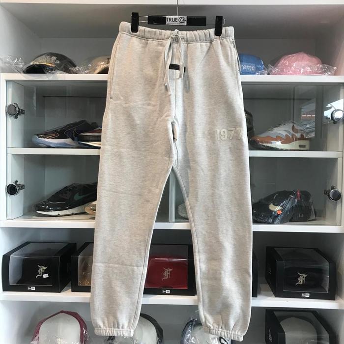 Gambar Fear Of God Essentials 1977 Sweat Pants Black 100% Original - LIGHT OATMEAL, L dari True OG Kicks undefined Tokopedia