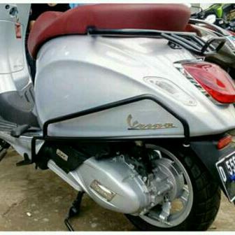 Gambar Crashbar / Side Bhar Model Vako Untuk Vespa Primavera dan New Sprin - Hitam dari Racing Sport_NEW undefined Tokopedia