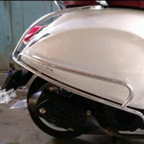 Gambar Pelindung Body Crashbar Vespa Primavera dan Sprint Aksesoris Vespa - Chrome dari Racing Sport_NEW undefined Tokopedia