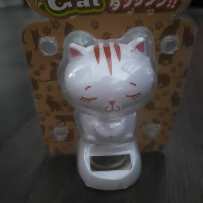 Gambar Daiso Japan Solar Power Swinging Lucky Cat/Sumo Wrestler/Daruma Doll - Sleepy Cat dari SteampowFIN undefined Tokopedia