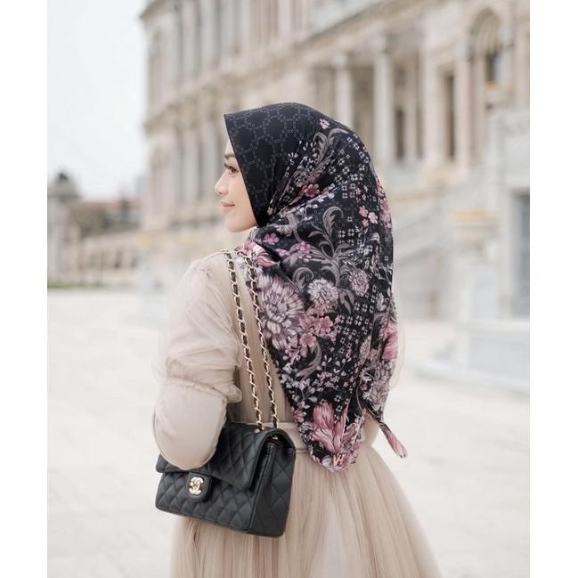 Gambar Monogram Scarf by Vanilla Hijab - Gala Black, All Size dari Ummu Janah undefined Tokopedia