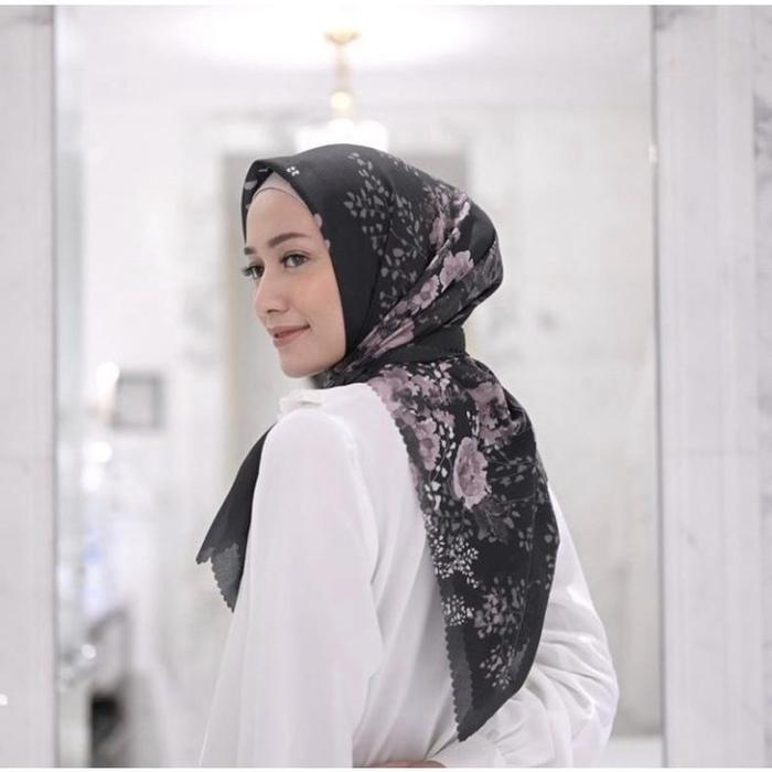 Gambar Monogram Scarf by Vanilla Hijab - Gala Black, All Size dari Ummu Janah undefined 5 Tokopedia