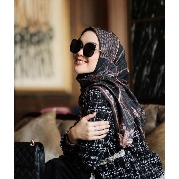 Gambar Monogram Scarf by Vanilla Hijab - Bold Black, All Size dari Ummu Janah undefined Tokopedia