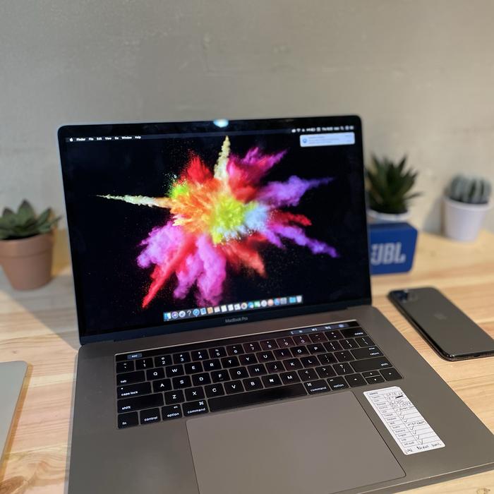 MacBook Pro15インチ 2016-late TouchBar搭載モデル 発し