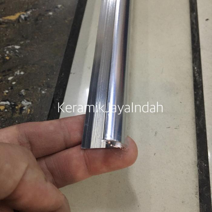 Gambar Tile Trim / Kuku Macan / List Tangga ALUMINIUM - Silver dari keramikjayaindah undefined Tokopedia