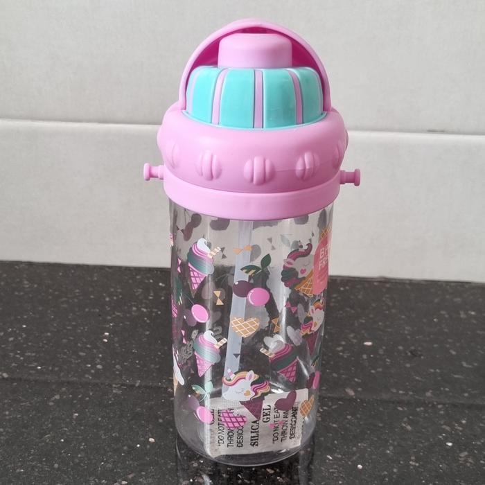 Gambar Botol Minum Smiggle Anak KW / Botol Minum Sedot Tali Panjang 430ml - UNICO ICE CREAM dari jogja wooden rack undefined Tokopedia