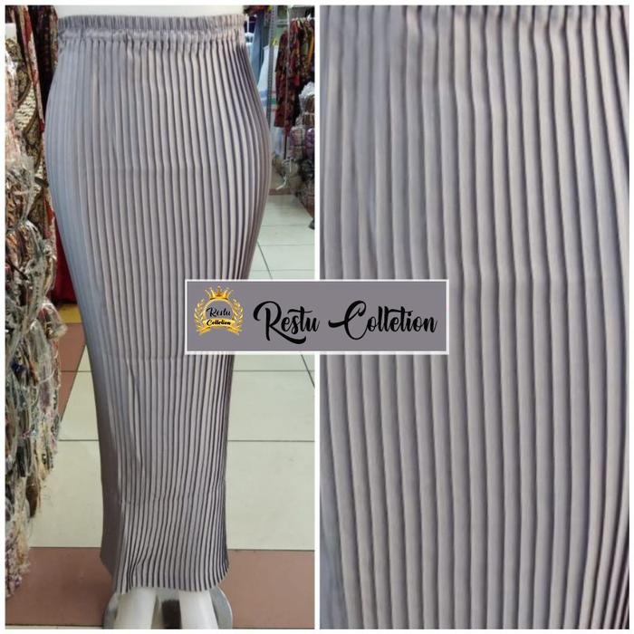 Gambar COD Rok Plisket Polos Instan Bahan Semi Silk Sutra Premium Bawahan Kebaya Wisuda Warna Maroon Panjang Seragam Pesta Kondangan Wanita Nyaman Kerja Formal - Silver dari RESTU COLLETION undefined Tokopedia