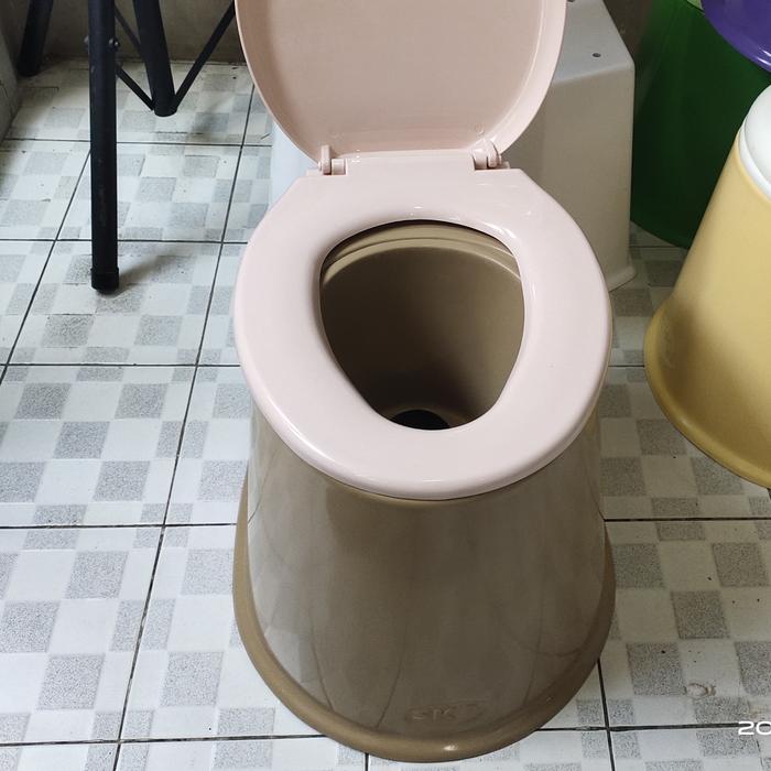 Gambar Kloset Duduk Portable / Kursi Kloset Jongkok - Cokelat dari SURYA KARYA AGUNG 78 undefined Tokopedia