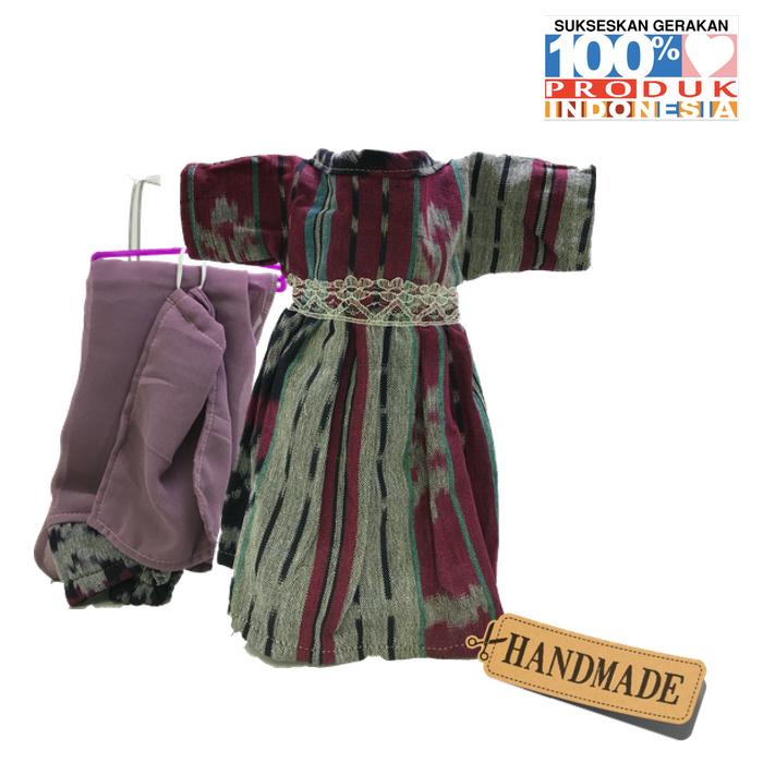Gambar Baju boneka radinka dolls | tenun lombok maroon grey dari Radinka Crafts n Toys undefined Tokopedia