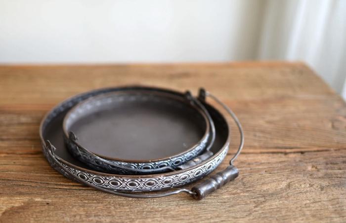 Gambar Retro Handle Tray nampan retro nampan besi - Bulat, Small dari Le Carre Living undefined Tokopedia