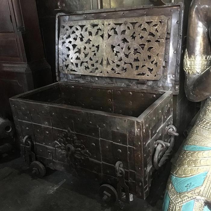 Gambar Peti Besi VOC Hyronimus Sauer Nurberg 1694 Antik Lawas Jadul Tua dari moessongallery undefined Tokopedia