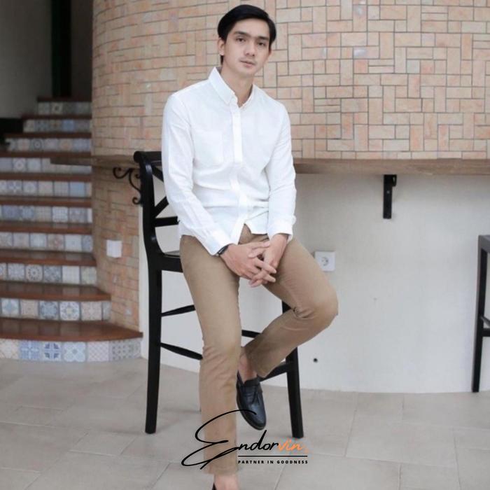Gambar Baju Kemeja Kantor Kerja Atasan Pria Formal Hem Putih Hitam Premium - White, S dari Endorvin undefined Tokopedia