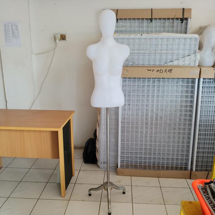Gambar Manekin Torso Wanita Setengah Badan Bening dengan Kaki Besi - Putih, Kayu - plus kaki besi dari permata hanger undefined Tokopedia