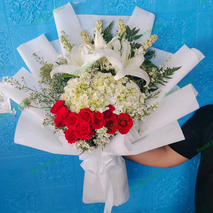 Gambar hand bouqet bunga asli/mawar/lily dari florist juanda undefined Tokopedia