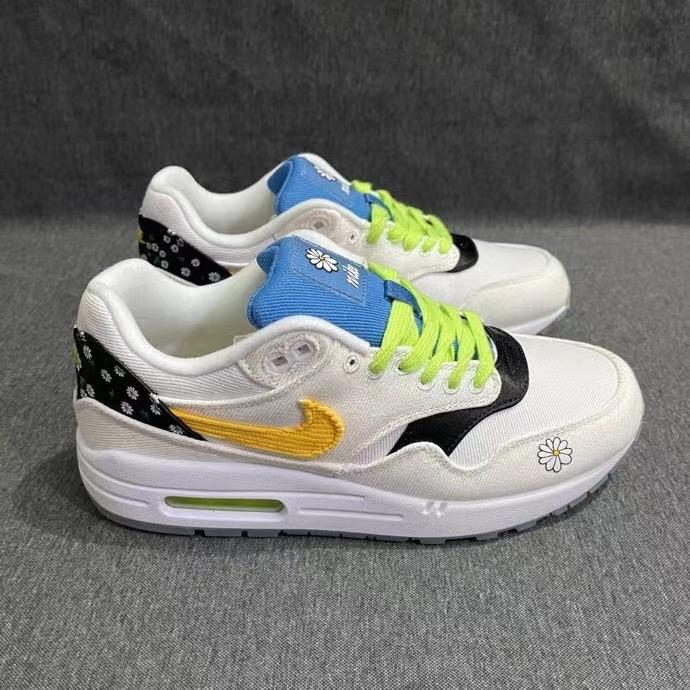 air max 1 daisy on feet