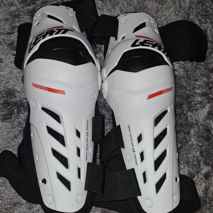 Gambar knee shin guard leatt dual axis protector dari kyON&#39;me undefined Tokopedia