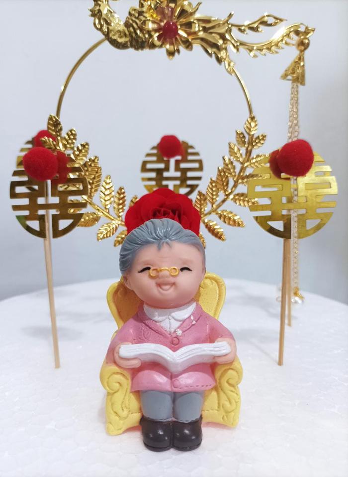 Gambar Topper Pasangan Tua Patung Kakek Nenek Patung Hadiah Ulang Tahun - Grandma Chair dari Aloka Baking Shop undefined Tokopedia