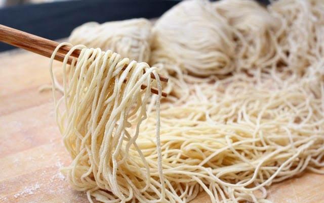 Gambar Mie Telur Ayam Kampung Basah Fresh Vakum Sehat Low Callories Pangsit - Bulat Kecil dari Mee Macau Noodle Mie undefined Tokopedia