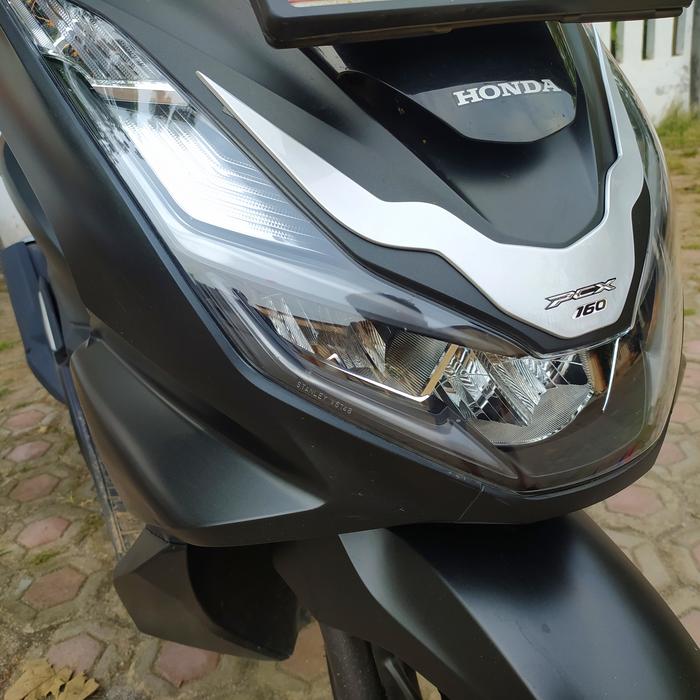 Gambar garnish lampu pcx 160 / garnish headlamp pcx 160 aksesoris pcx - silver dari kiosokip77 undefined Tokopedia
