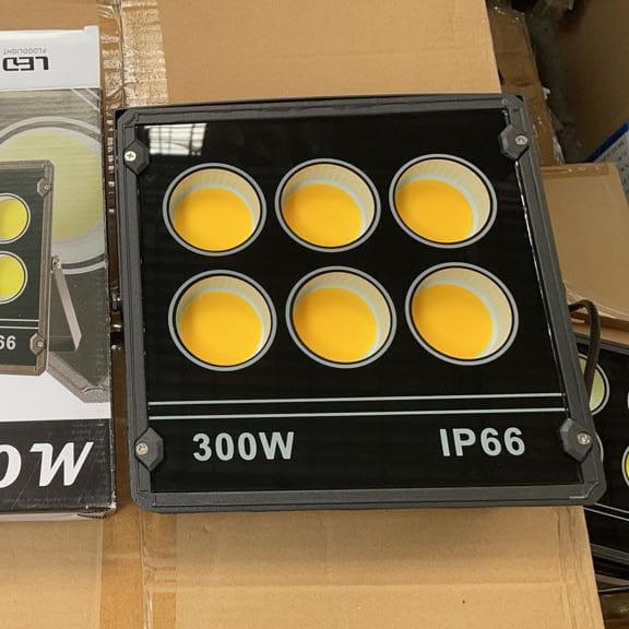 Gambar Lampu sorot 300 watt /floodlight 300w /lampu tembak 300 w lampu proyek - Euro 300w dari Dunia lampu jakarta undefined Tokopedia