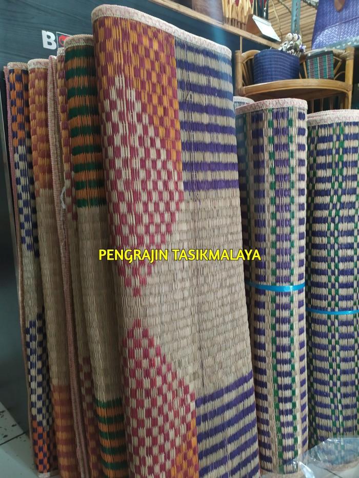 Gambar Tikar Lantai Anyaman Mendong Samak Lesehan Tikar Gulung Piknik dari Evind Collection undefined Tokopedia