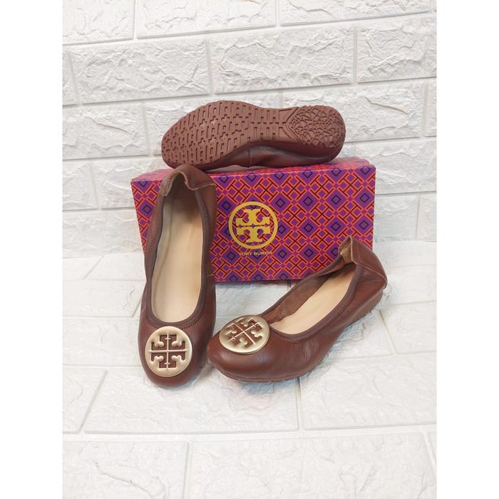 Gambar Tory Burch Gold Plate FlatShoes Wanita - Coklat Tua Gold, 36 dari towo store official undefined Tokopedia